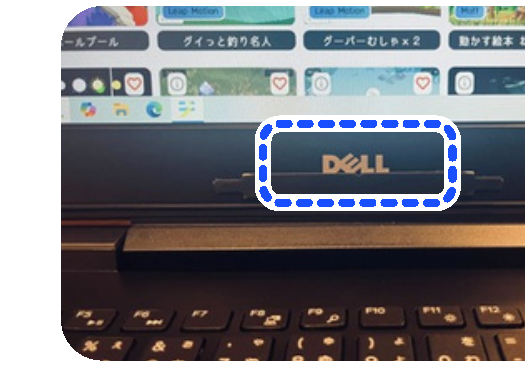 ① 磁石をPC画面中央下部に貼り付け